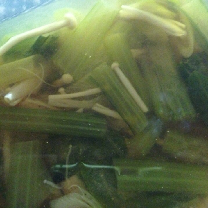 小松菜とえのきのコンソメスープ。